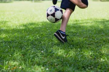 世界杯决赛乱成一团！阿根廷输球还动手，FIFA竟成赢家，狂赚百亿（配图示意）