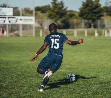 内马尔高喊出局挑衅对手，遭怒骂竖中指回击（配图示意）